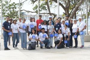 Egresados y colaboradores del IPL realizan jornada de limpieza de costas en playa de Haina
