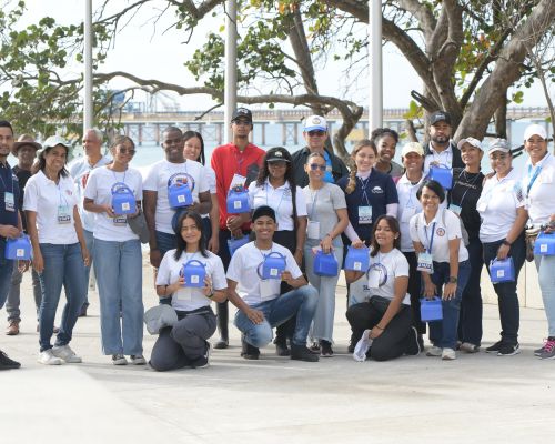Egresados y colaboradores del IPL realizan jornada de limpieza de costas en playa de Haina
