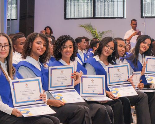 Ministro de Educación preside la sexagésima séptima graduación del Instituto Politécnico Loyola